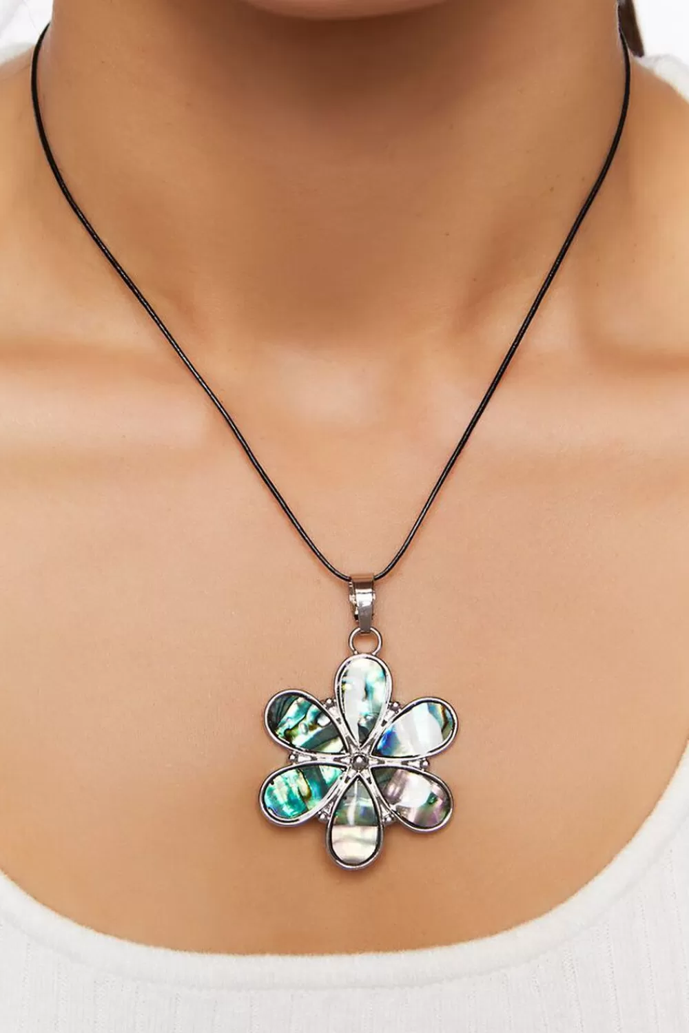 Necklaces>Forever 21 Floral Pendant Necklace Black/Silver