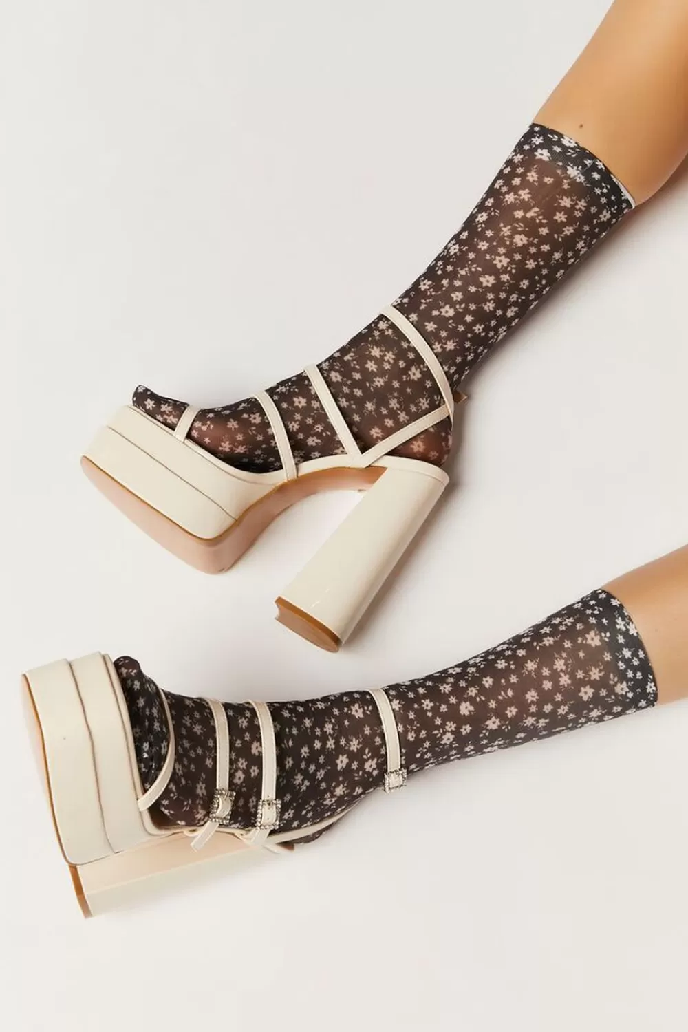 Socks + Tights>Forever 21 Sheer Ditsy Floral Print Crew Socks Black/Multi
